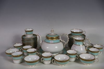 un grand nombre de tasses et de soucoupes sur une table