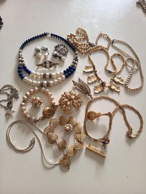 une table blanche sur laquelle sont disposés de nombreux bijoux