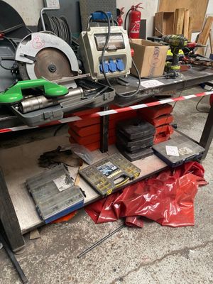 un établi sur lequel sont posés de nombreux outils