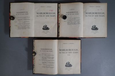 trois livres ouverts posés sur une table l'un à côté de l'autre