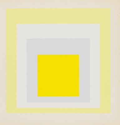une image représentant un tableau carré avec un carré jaune au centre