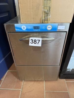 une photo d'un lave-vaisselle en acier inoxydable sur laquelle figure une étiquette de prix