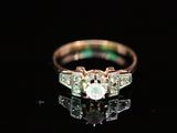 gros plan d'une bague en diamant sur une surface noire