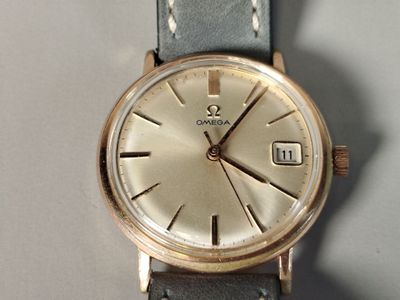 une montre posée sur une table
