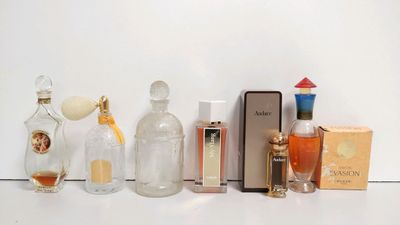 Lot de 7 articles relatifs à l'univers de la parfumerie de m…