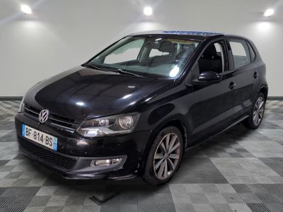 la volkswagen polo noire est garée sur un carrelage à carreaux