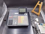 une calculatrice posée sur une table en métal