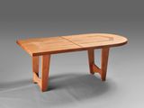 un gros plan d'une table en bois sur fond gris