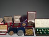 beaucoup de médailles, ainsi que celles qui se trouvent dans la vitrine