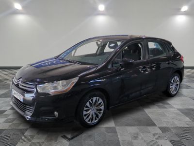 la photo d'une voiture noire garée dans un garage