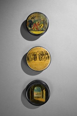 Trois boîtes rondes couvertes en carton bouilli: