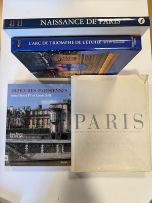plusieurs livres sont empilés sur une table