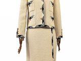 une robe et une veste blanches et noires sur un mannequin, un mannequin, un mannequin, un mannequin, un mannequin, un mannequin, un mannequin, un mannequin, un mannequin, un mannequin