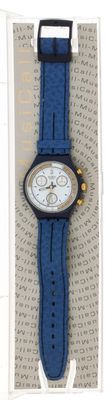 une photo d'une montre bleue exposée dans un coffret