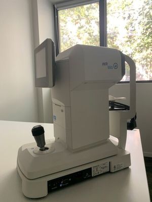une machine posée sur une table dans une pièce