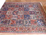 une photo d'un grand tapis oriental posé sur un parquet