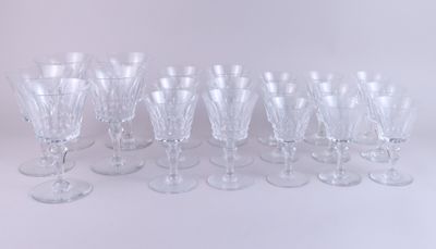 un grand nombre de verres à vin alignés les uns à côté des autres