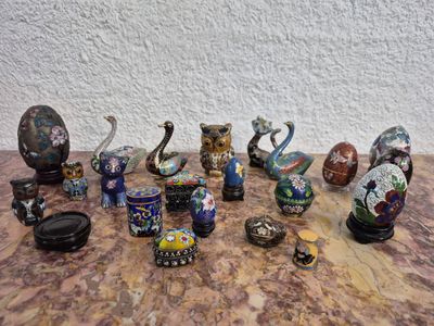 de nombreux types de vases différents posés sur une table