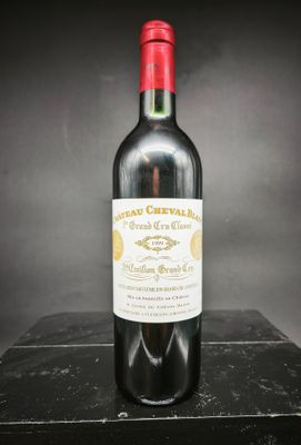 une bouteille de vin posée sur une table