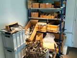 une pièce avec beaucoup de cartons et des cartons sur le sol