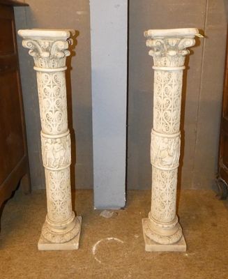 deux socles en marbre blanc dans un coin d'une pièce