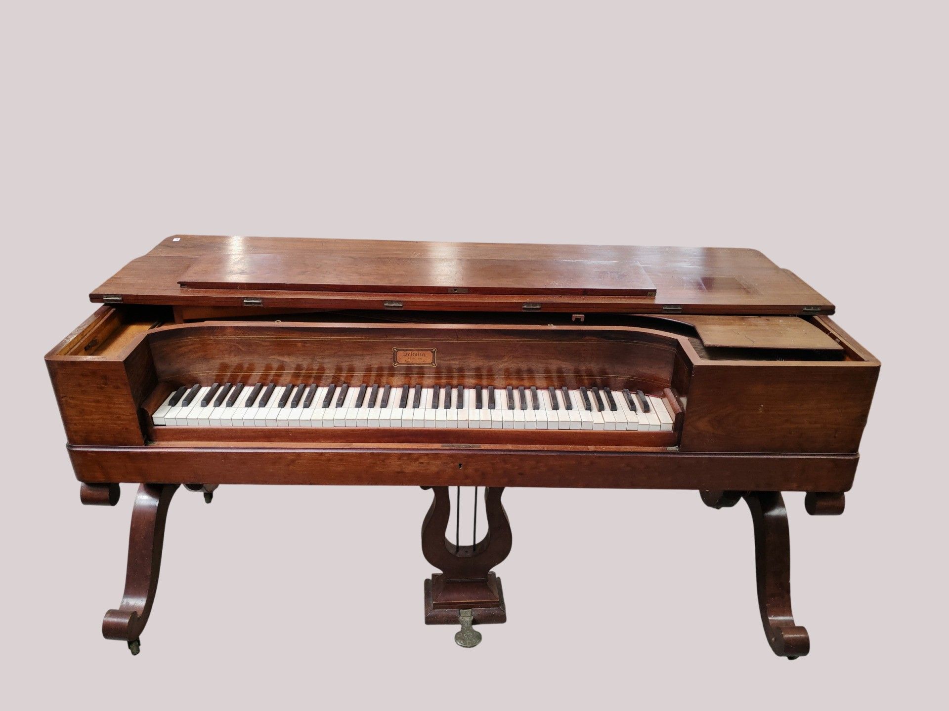 PIANO FORTE en placage d'acajou et acajou. Delminy, Rue Saint Louis 89. Vendu en l'état. Dimensions: 167cm x 77cm x 86cm