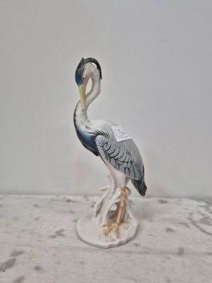une figurine représentant un oiseau posé sur une table