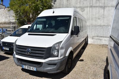 une camionnette blanche garée dans un parking à côté d'autres camionnettes