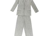 Le costume est gris et se compose d'une chemise à col blanc et d'un pantalon.