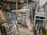 une pièce remplie d'une grande variété de matériaux de construction