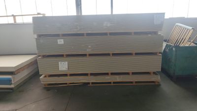 plusieurs palettes de bois sont empilées sur des palettes dans un entrepôt