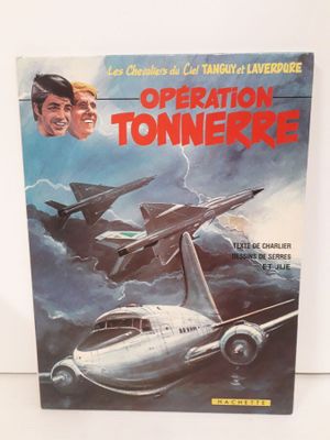 un vieux livre sur lequel figure l'image de deux avions en train de voler