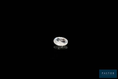une pleine lune dans le ciel sombre, sur fond noir