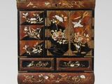 une image représentant une commode orientale ornée d'oiseaux et de fleurs