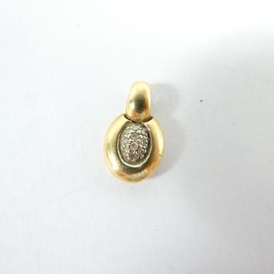une image représentant un pendentif en or et diamants sur un fond blanc