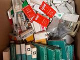 une boîte en carton remplie de médicaments et d'autres fournitures médicales