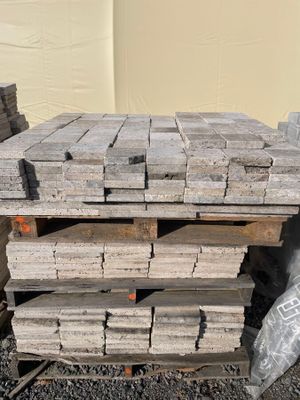 un tas de bois empilé sur une palette