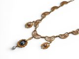 gros plan d'un collier sur une surface blanche