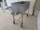 une photo d'un évier en acier inoxydable dans une cuisine professionnelle