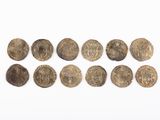 gros plan d'un groupe de pièces de monnaie sur une surface blanche