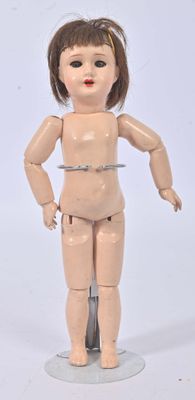 une petite poupée posée sur un socle