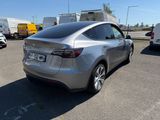 l'arrière d'un SUV Tesla argenté garé sur un parking