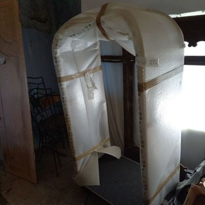 une tente blanche qui se trouve au milieu d'une pièce