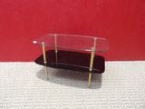 une table en verre sur laquelle est posé un skateboard