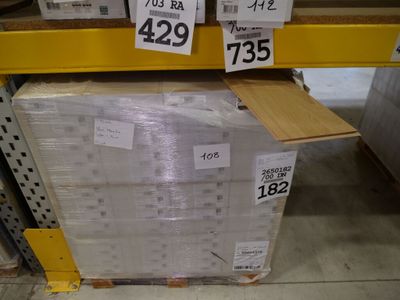 une pile de cartons posée sur une étagère dans un magasin