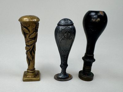trois vases différents posés les uns à côté des autres sur une table
