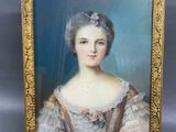 un portrait ancien représentant une femme en robe blanche sur fond bleu
