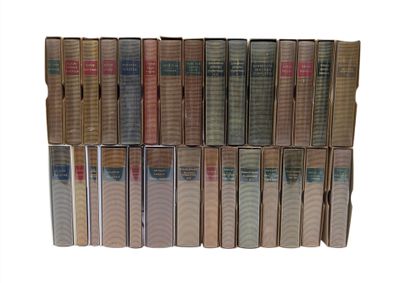 les livres sont empilés les uns sur les autres sur une surface blanche
