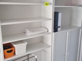 une cuisine équipée d'un micro-ondes et de placards