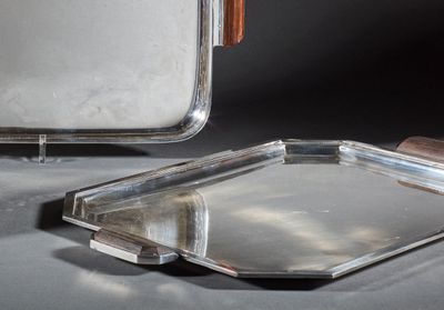 deux plateaux en argent posés l'un à côté de l'autre sur une table
